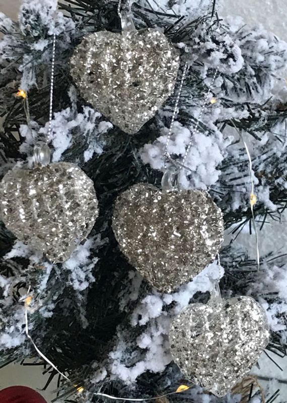 Julepynt, sett med fire hjerter med sølvglitter, for heng.