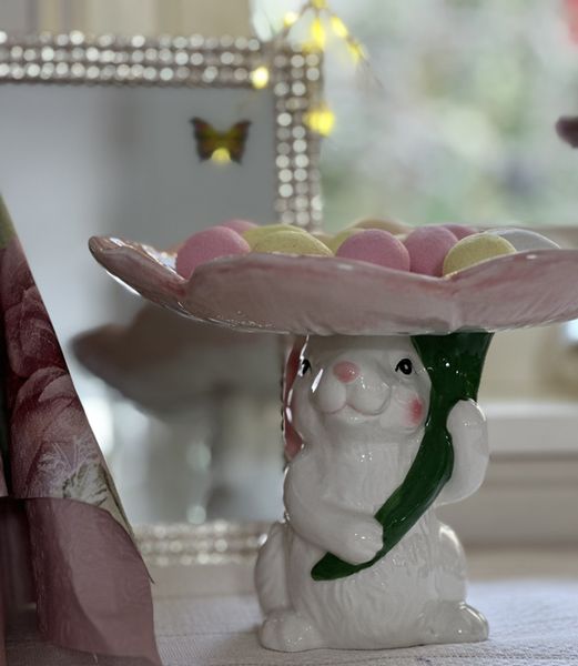 Kanin i glass, med pyntet rosa fat.