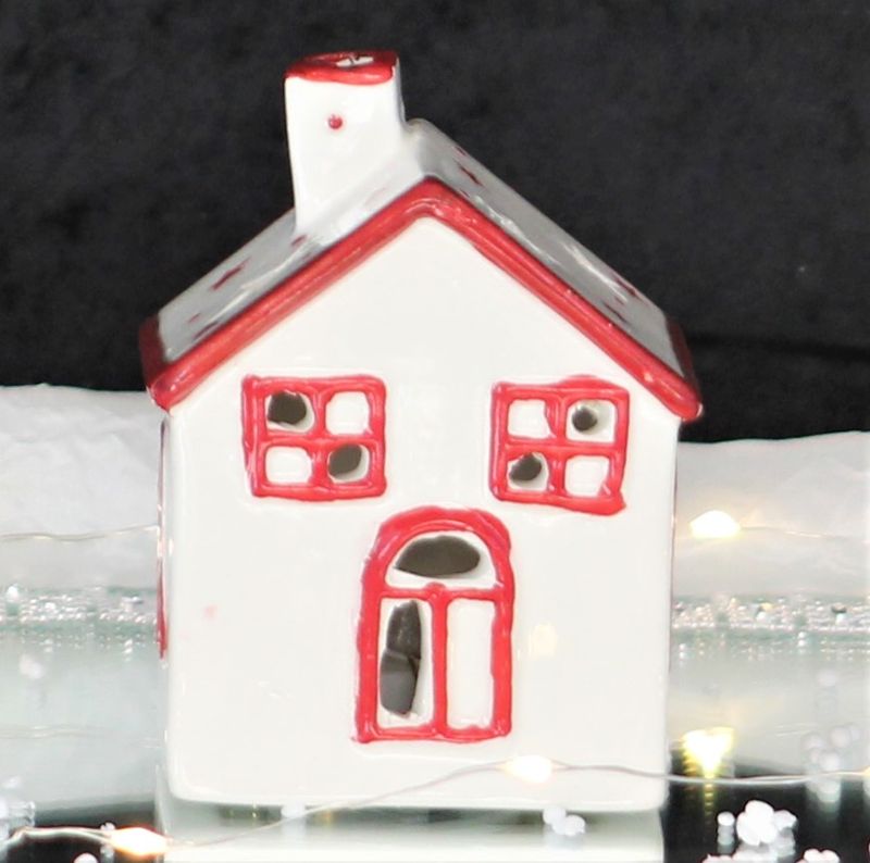 Lyshus med ledlys, lite hvitt, med røde markeringer.
