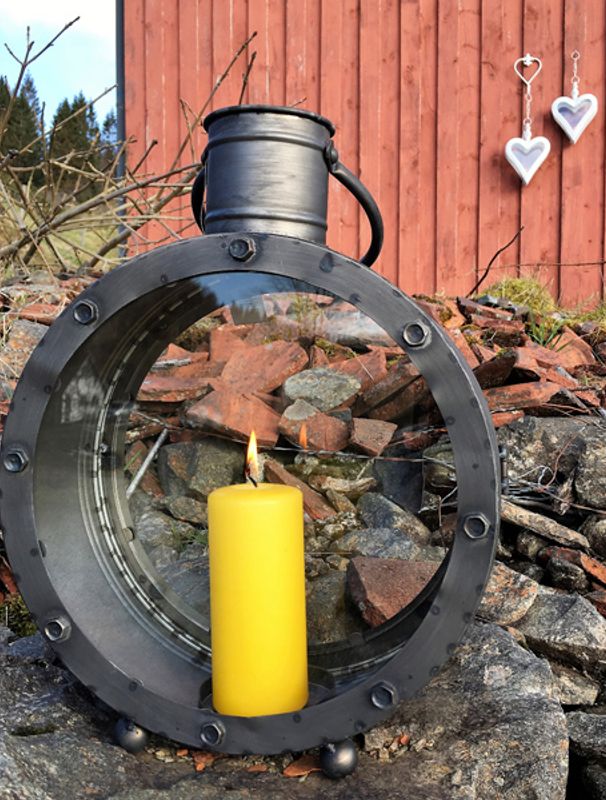 Rund kubbelys lykt i mørk metall.