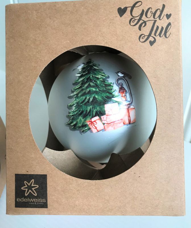 Julekule med bilde av Juletre og pakker. 