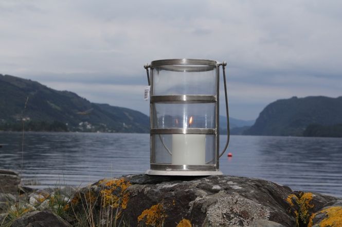 Hovedbilde Stormlykt i tinn med glass.