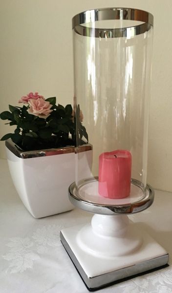 Stormlykt i Hvit/S&oslash;lv Collection fra Borg, med glass, liten.