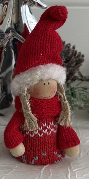 Julefigur, laget i tre, med r&oslash;de kl&aelig;r.