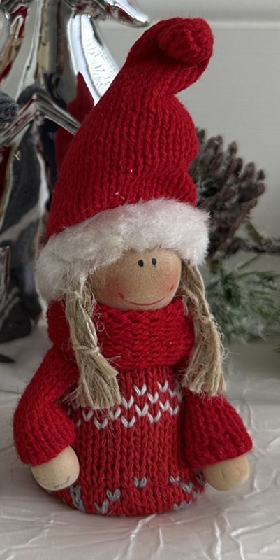 Julefigur, laget i tre, med røde klær.