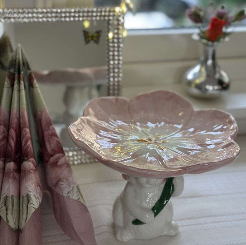 Kanin i glass, med pyntet rosa fat.